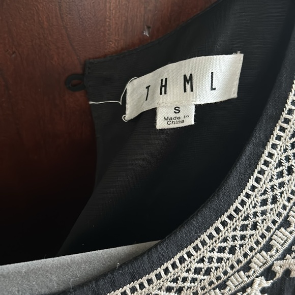 Beautiful linen, THML flutter, sleeved embroidered black dress - Picture 2 of 5